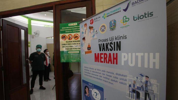 Petugas kesehatan berada di ruang pemeriksaan di ruang vaksinasi saat dimulainya Uji Klinis Vaksin Merah Putih di RSUD Dr Soetomo, Surabaya, Jawa Timur, Rabu (9/2/2022). Uji klinis vaksin Merah Putih untuk penanggulangan COVID-19 tersebut telah memasuki tahap pertama yang akan diikuti 90 orang. ANTARA FOTO/Didik Suhartono/wsj.