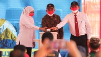 Menteri Koordinator Bidang Pembangunan Manusia dan Kebudayaan Muhadjir Effendy (tengah) didampingi Gubernur Jawa Timur Khofifah Indar Parawansa (kiri) dan Rektor Universitas Airlangga M Nasih (kanan) menekan tombol tanda dimulainya Uji Klinis Vaksin Merah Putih di RSUD Dr Soetomo, Surabaya, Jawa Timur, Rabu (9/2/2022).