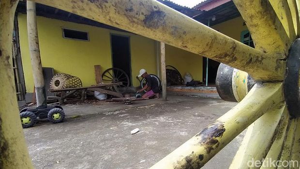 Manto saat mengerjakan pembuatan ban untuk andong di rumahnya.