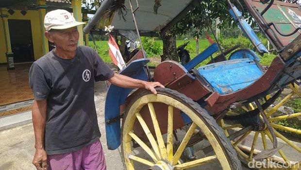 Manto saat mengerjakan pembuatan ban untuk andong di rumahnya.