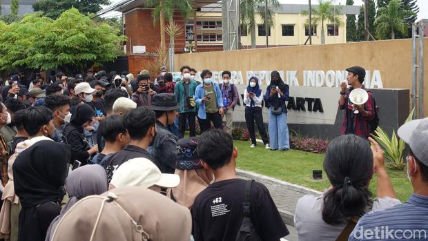 Massa dari berbagai elemen menggelar aksi solidaritas untuk Wadas di depan Mapolda DIY, Rabu (9/2/2022).