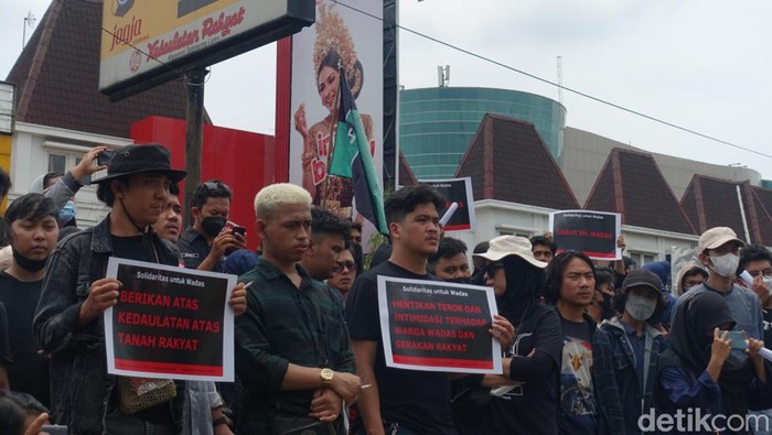 Massa dari berbagai elemen menggelar aksi solidaritas untuk Wadas di depan Mapolda DIY, Rabu (9/2/2022).