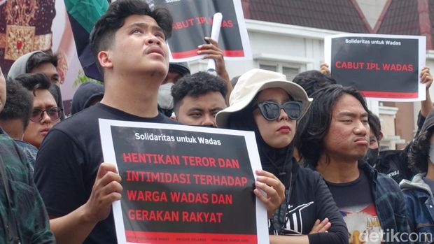 Massa dari berbagai elemen menggelar aksi solidaritas untuk Wadas di depan Mapolda DIY, Rabu (9/2/2022).