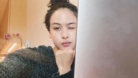 Maudy Ayunda begitu percaya diri tampil tanpa riasan di wajahnya. Foto: Instagram Maudy Ayunda