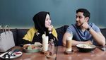 Medina Zein Kerap Pamer Gaya Keren Saat Ngopi dan Makan di Kafe