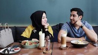 Momen manis Medina Zein dan sang suami juga pernah dibagikan saat mereka mengunjungi kafe untuk makan pasta. Foto: Instagram @medinazein92