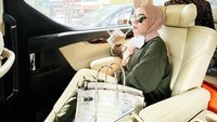 Medina Zein dikenal sebagai sosok pengusaha yang memiliki beberapa lini bisnis. Tak heran kalau gaya hidupnya tampak mewah. Ini posenya saat menikmati es kopi. Foto: Instagram @medinazein92