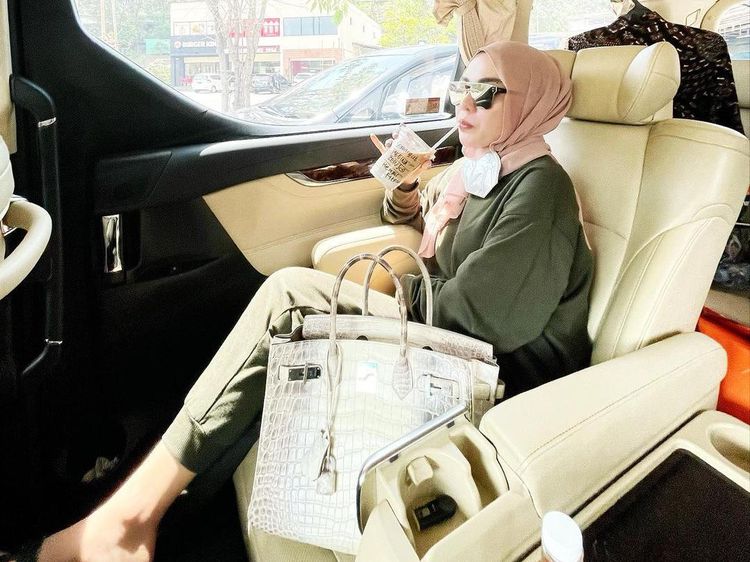 Medina Zein Kerap Pamer Gaya Keren Saat Ngopi dan Makan di Kafe