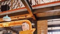 Gaya kerennya di sebuah kafe juga tak ketinggalan dipamerkan oleh Medina Zein. Seperti ini posenya saat memegang tas mewahnya di sebuah kafe. Foto: Instagram @medinazein92