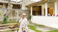 Momen lain Medina mengunjungi kafe juga terlihat pada foto satu ini. Ia berpose di area oudoor sebuah kafe. Foto: Instagram @medinazein92