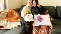 Momen ulang tahun sang ibu juga diabadikan oleh Medina Zein. Ia memberikan kejutan berupa kue dan hadiah. Foto: Instagram @medinazein92