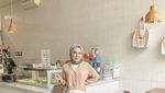 Medina Zein Kerap Pamer Gaya Keren Saat Ngopi dan Makan di Kafe