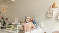 Medina pernah mengunjungi kafe yang menawarkan aneka pastry enak. Ini posenya di depan etalase kue. Foto: Instagram @medinazein92