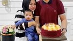 Medina Zein Kerap Pamer Gaya Keren Saat Ngopi dan Makan di Kafe