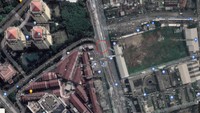 Kecelakaan maut menimpa mobil Toyota Camry bernopol B-1102-NDY di Jl Raya Senen, Jakarta Pusat, atau tepatnya di seberang terminal bus Pasar Senen, menewaskan dua orang. Kedua korban tewas setelah mobil tersebut menabrak separator busway hingga terbakar. Foto: Tangkapan Layar GoogleMaps.