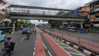 Hasil olah TKP, dugaan awal kebakaran terjadi akibat benturan dengan separator. Direktur Lalu Lintas Polda Metro Jaya Kombes Sambodo Purnomo Yogo, juga menduga mobil melaju dengan kecepatan tinggi. Foto: Tangkapan Layar GoogleMaps.