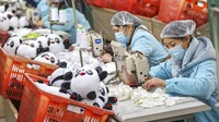 Pekerja di pabrik pembuatan boneka boneka Bing Dwen Dwen, maskot Olimpiade Musim Dingin 2022, di kota Jinjiang di provinsi Fujian, Tiongkok tenggara Selasa, (8/2/2022). AP Photo.
