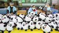Sejumlah pekerja di pabrik suvenir maskot Olimpiade Beijing 2022 merapikan boneka Bing Dwen Dwen yang telah selesai dibuat. AP Photo.