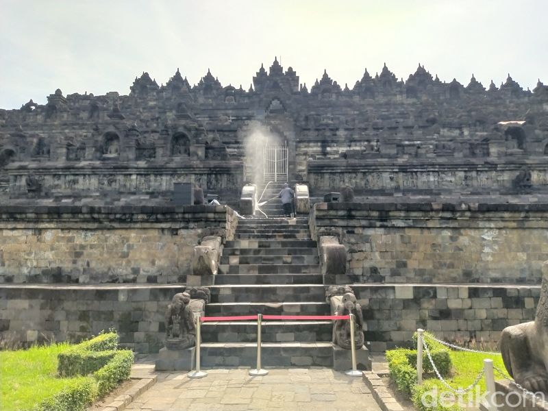 Balai Konservasi Borobudur (BKB) secara rutin melakukan pembersihan bebatuan Candi Borobudur. Pembersihan tersebut terus dilakukan terlebih saat musim hujan, Rabu, (9/2/2022).