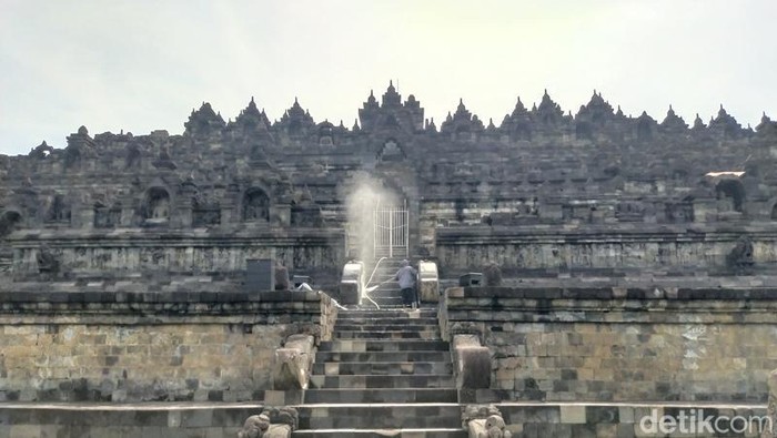 Balai Konservasi Borobudur (BKB) secara rutin melakukan pembersihan bebatuan Candi Borobudur. Pembersihan tersebut terus dilakukan terlebih saat musim hujan, Rabu, (9/2/2022).