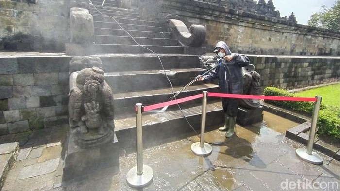 Melihat Perawatan Candi Borobudur Balai Konservasi Borobudur (BKB) secara rutin melakukan pembersihan bebatuan Candi Borobudur. Pembersihan tersebut terus dilakukan terlebih saat musim hujan, Rabu, (9/2/2022).