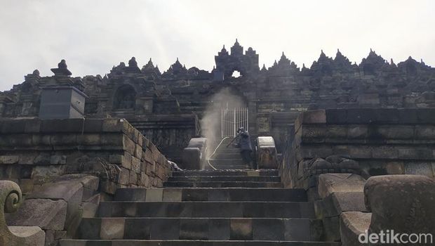 Balai Konservasi Borobudur (BKB) secara rutin melakukan pembersihan bebatuan Candi Borobudur. Pembersihan tersebut terus dilakukan terlebih saat musim hujan, Rabu, (9/2/2022).