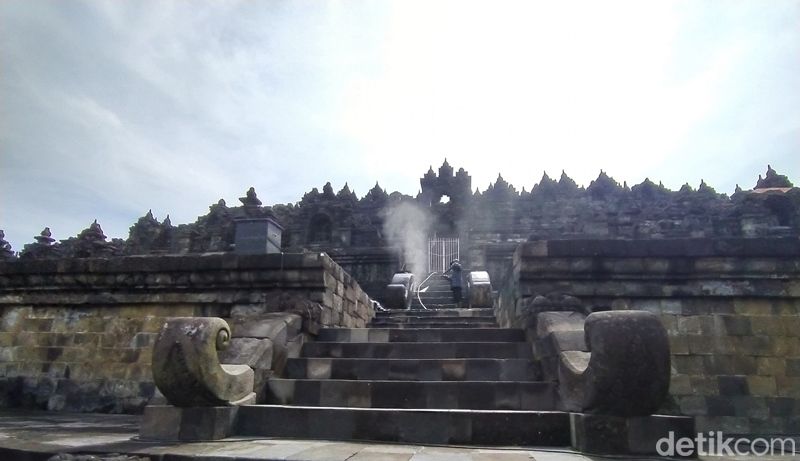Balai Konservasi Borobudur (BKB) secara rutin melakukan pembersihan bebatuan Candi Borobudur. Pembersihan tersebut terus dilakukan terlebih saat musim hujan, Rabu, (9/2/2022).