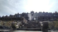 Pembersihan seperti itu rutin dilakukan terhadap lumut maupun lainnya. Terlebih saat musim hujan seperti sekarang ini, pertumbuhan lumut cepat sekali.
