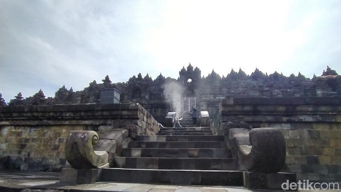 Balai Konservasi Borobudur (BKB) secara rutin melakukan pembersihan bebatuan Candi Borobudur. Pembersihan tersebut terus dilakukan terlebih saat musim hujan, Rabu, (9/2/2022).