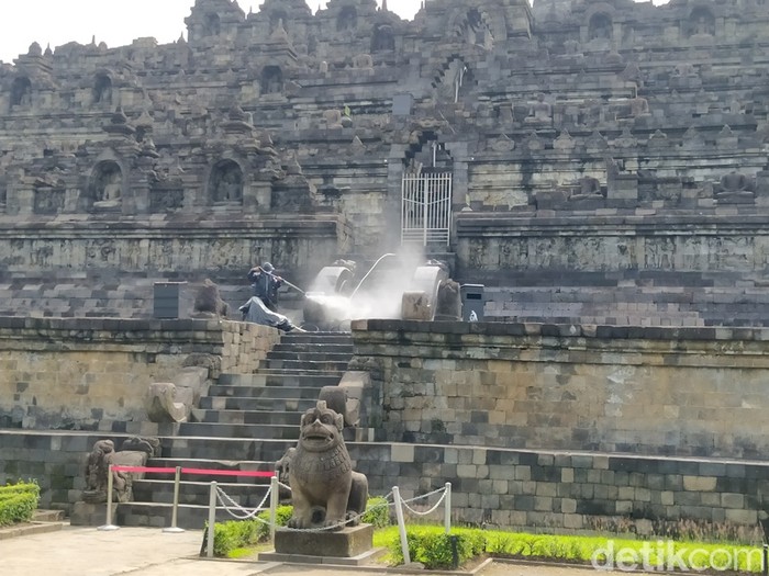 Balai Konservasi Borobudur (BKB) secara rutin melakukan pembersihan bebatuan Candi Borobudur. Pembersihan tersebut terus dilakukan terlebih saat musim hujan, Rabu, (9/2/2022).