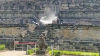 Wiwit menjelaskan, kalau pembersihan kering pakai sikat, pakai ijok, biasa itu digosok pakai lidi. Kalau ini dengan air karena hujan yang terus-menerus ini kan lumut sudah banyak tumbuh dengan disemprot dengan tekanan itu akan lebih cepat hilang.