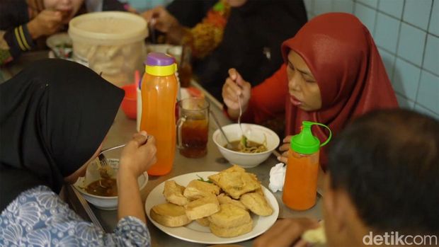 Mencicipi es teler dan mie ayam Misur di Sukoharjo.