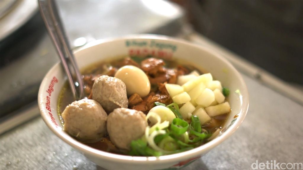 Mencicipi es teler dan mie ayam Misur di Sukoharjo.