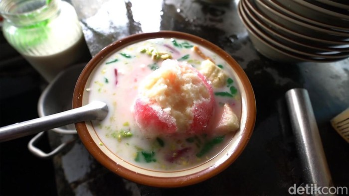 Mencicipi es teler dan mie ayam Misur di Sukoharjo.