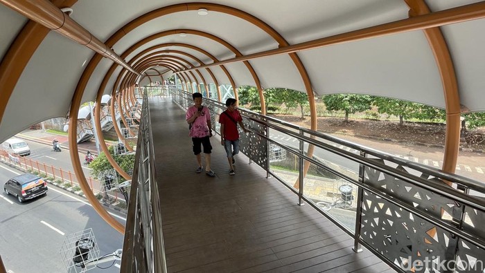 Menikmati Fasilitas JPO Abbidin yang 'Instagramble' JPO Abbidin di Jalan Kolonel Sugiono, Banjir Kanal Timur (BKT), Jakarta Timur, mulai digunakan. JPO ini didesain modern dan 'instagramble'.