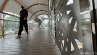 Jembatan penyebrangan ini dibangun dengan desain modern serta di lengkapi fasilitas lift untuk mempermudah lansia dan penyandang disabilitas menyebrang.