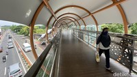 JPO ini semakin membuat pejalan kaki nyaman melintas.