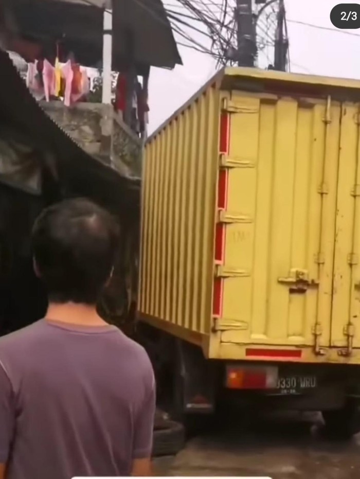 Mobil boks seruduk warung di Ciputat (Tangkapan layar)
