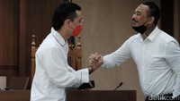 Keduanya tampak akrab sebelum dr Tirta meninggalkan ruang sidang.