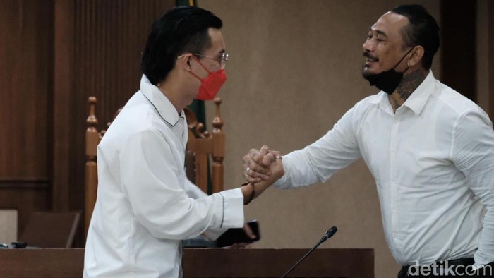 dr Tirta Mandira Hudhi selesai menjadi saksi meringankan untuk I Gede Aryastina alias Jerinx. Usai bersaksi, dr Tirta menyalami dan merangkul drummer SID ini.