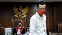 Dalam persidangan, dr Tirta dihadirkan kuasa hukum Jerinx sebagai saksi meringankan.