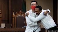 Salah satu alasan dr Tirta menerima permintaan menjadi saksi meringankan untuk Jerinx adalah dia kecewa dengan sikap Adam Deni. Adam Deni adalah pelapor Jerinx yang mengakibatkan Jerinx diadili saat ini dengan kasus pengancaman.