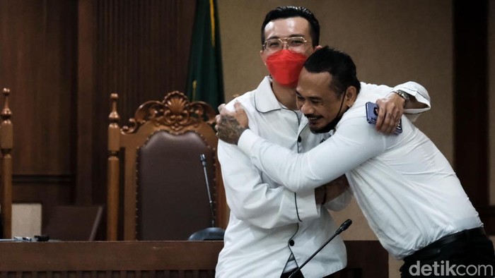 dr Tirta Mandira Hudhi selesai menjadi saksi meringankan untuk I Gede Aryastina alias Jerinx. Usai bersaksi, dr Tirta menyalami dan merangkul drummer SID ini.
