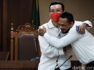 Pelukan Jerinx ke dr Tirta Usai Sidang: Matur Suwun Sudah Bantu Saya