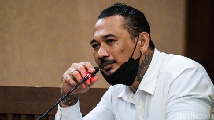 dr Tirta Mandira Hudhi selesai menjadi saksi meringankan untuk I Gede Aryastina alias Jerinx. Usai bersaksi, dr Tirta menyalami dan merangkul drummer SID ini.