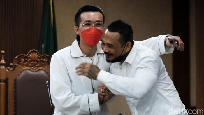 Momen dr Tirta Rangkul Jerinx Usai Bersaksi dr Tirta Mandira Hudhi selesai menjadi saksi meringankan untuk I Gede Aryastina alias Jerinx. Usai bersaksi, dr Tirta menyalami dan merangkul drummer SID ini.