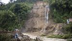 Momen Evakuasi Korban Longsor yang Tewaskan Belasan Orang di Kolombia