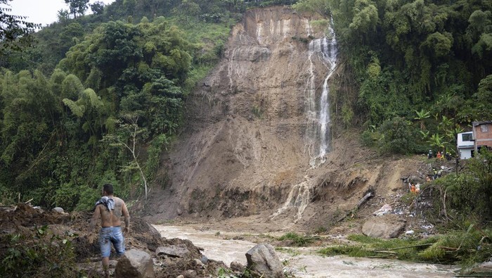 Momen Evakuasi Korban Longsor di Kolombia Longsor melanda kawasan Pereira, Kolombia, Selasa (8/2/2022) waktu setempat. Sedikitnya belasan orang dilaporkan tewas dan 35 orang terluka akibat longsor.