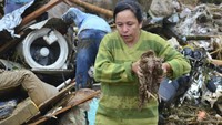 Tak sedikit warga yang mencoba menyelamatkan barang-barang berharga mereka dari lokasi longsor.