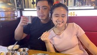 Makan bersama sang pacar juga jadi agenda rutin Gritte. Lihat saja momen makan bersama Arif Hidayat di restoran Korea ini.